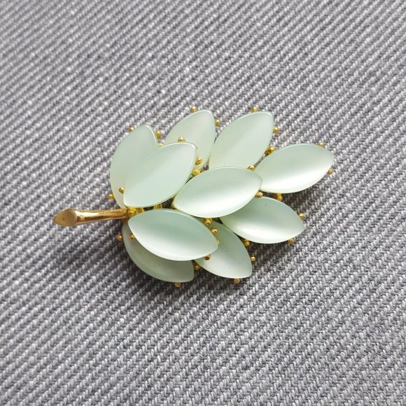 Moonglow Lucite Spring Green Leaf Brooch Pin. Vintage Pinup Retro - Picture 1 of 6